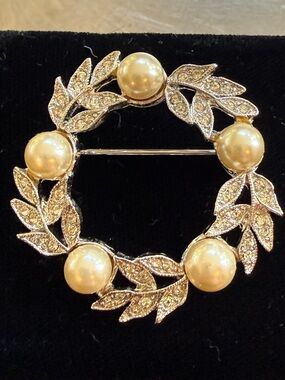 Classic Pearl and Crystal Wreath Brooch - Silver Tone. Vintage